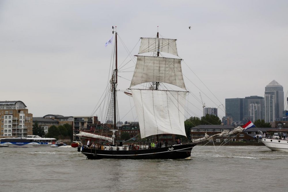 TARIHI YELKENLILER LONDRADAN GECTI